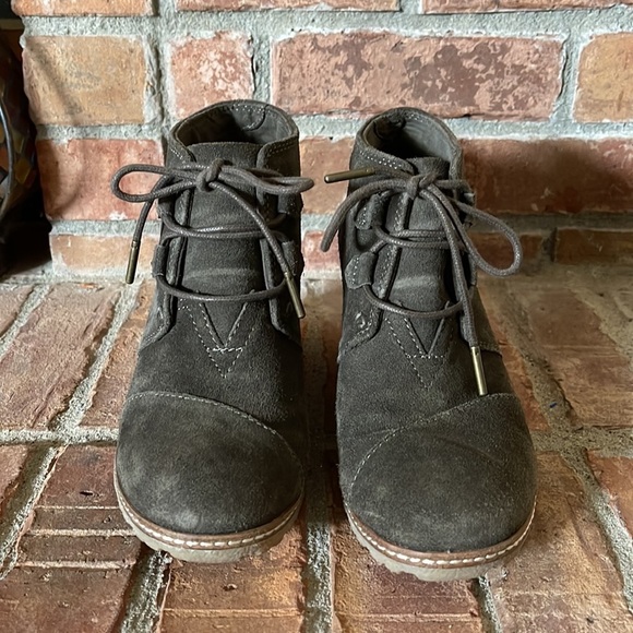 Toms Olive Suede Crepe Desert Wedge Booties - Picture 5 of 8